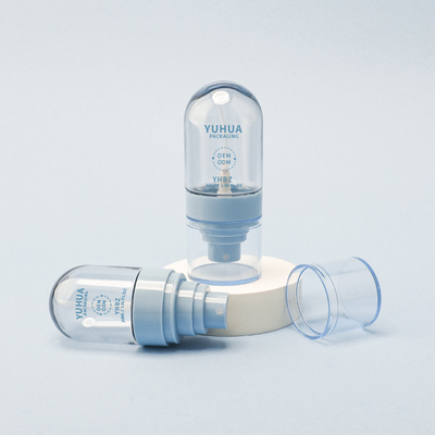 Doorzichtige flessen met spray voor zonnebrandcrème en cosmetica