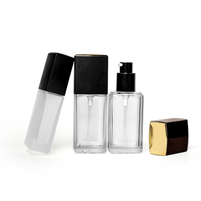De vierkant Gevormde Fles van het de Stichtingsglas van 30ml Lege Vloeibare met Gouden Hoogste Pomp