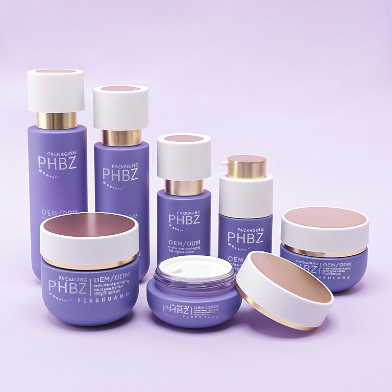 Complete cosmetische verpakkingsset met luxe glazen flessen, gouden dop, lotionflessen, crème potten en cosmetische verpakkingen
