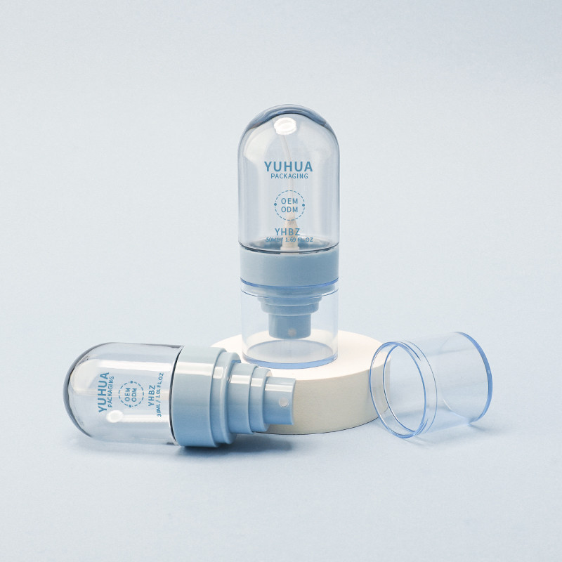Doorzichtige flessen met spray voor zonnebrandcrème en cosmetica