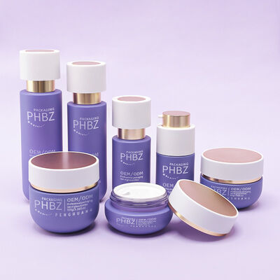 Complete cosmetische verpakkingsset met luxe glazen flessen, gouden dop, lotionflessen, crème potten en cosmetische verpakkingen